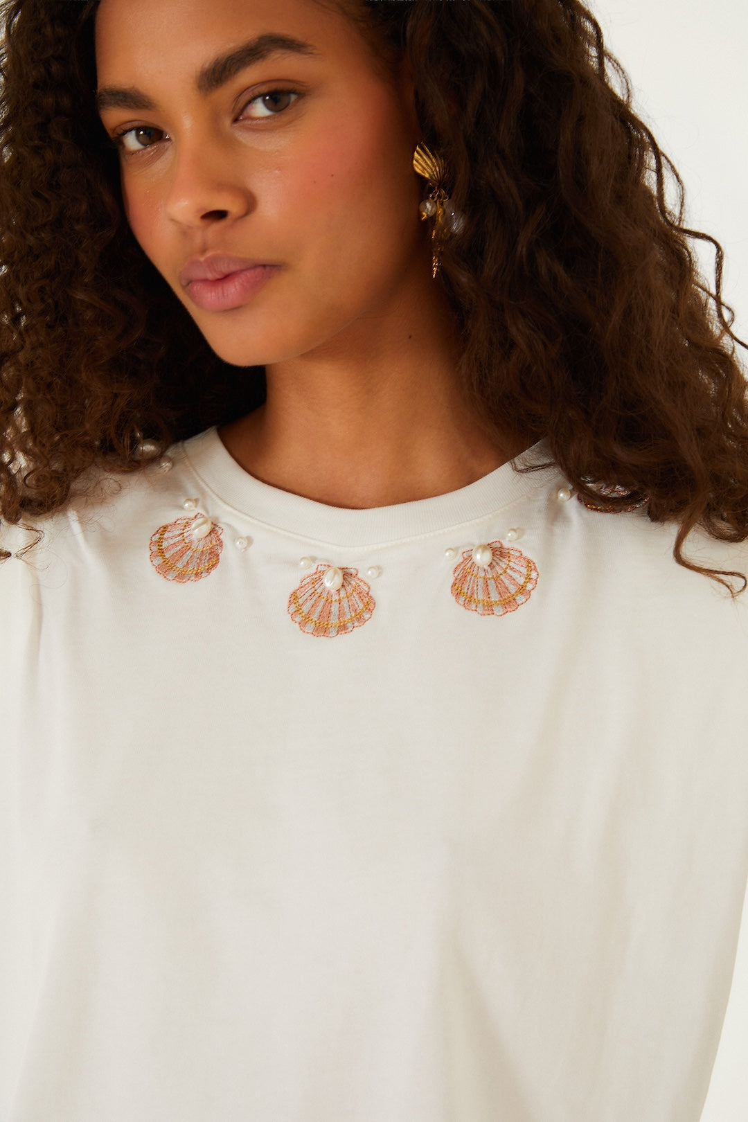SEASHELL EMBROIDERED T-SHIRT