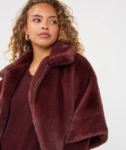 Poncho Fake Fur Coat in Merlot